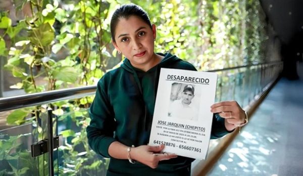 Alba Luz Jarquín sostiene un cartel con información sobre su hermano desaparecido, José Bismarck Jarquín Martínez, conocido como Chepito. LA PRENSA/ TOMADA DE DIARIO DE SEVILLA