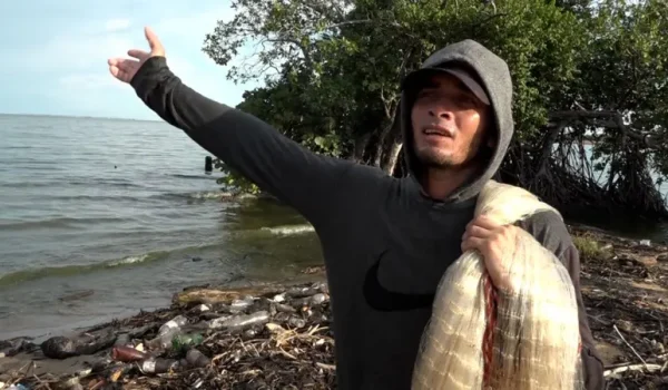 Wilder Fernández, un joven pescador del occidente de Venezuela, se ha visto afectado por la presencia militar de Estados Unidos en el Caribe. FOTO: Gustavo Ocando Alex