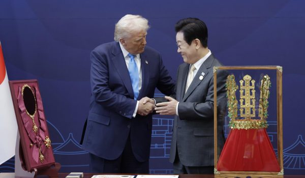 Corea del Sur agasaja a Trump con una medalla honorífica y una corona dorada