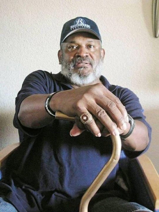 David Green, fallecido en 2022, posando con su anillo de ganador de la Serie Mundial de 1982 con los Cardenales de San Luis. LA PRENSA/ TOMADA DE REDES SOCIALES