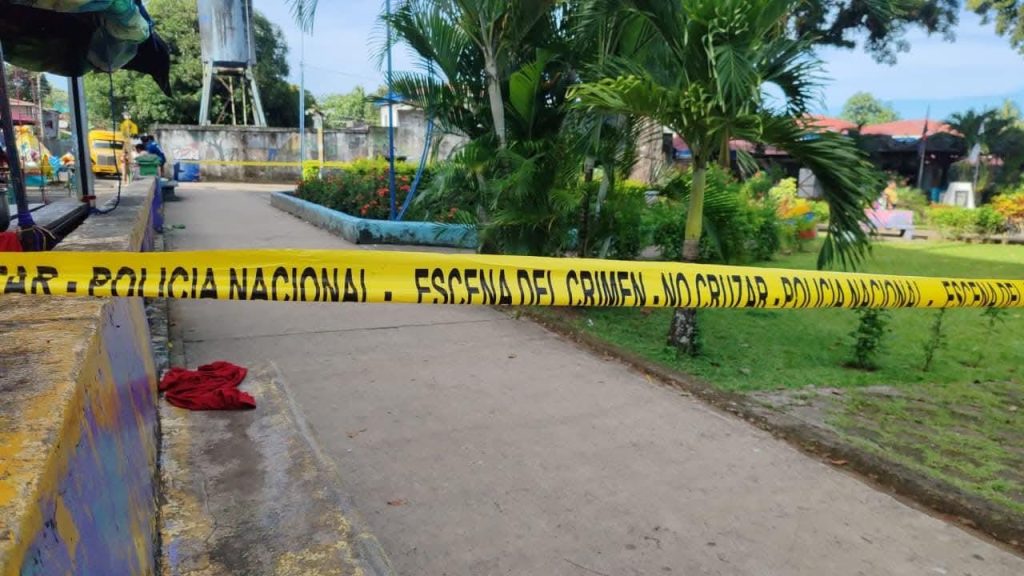 Escena del crimen de joven de 18 años en Bluefields. Foto tomada de Noticias Bluefields/Facebook.
