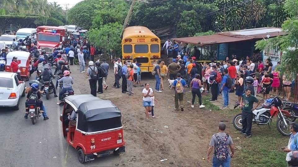 Población de Ticuantepe acude en auxilio a las víctimas del accidnete de bus del 29 de octubre de 2024. Foto tomada de rede sociales.