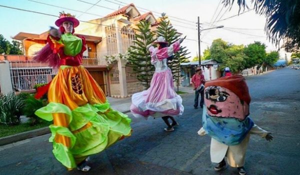 El Enano Cabezón está enamorado de la Gigantona. Baila junto a ella y le declama versos, pero solo recibe indiferencia. LA PRENSA/ TOMADA DE REDES SOCIALES