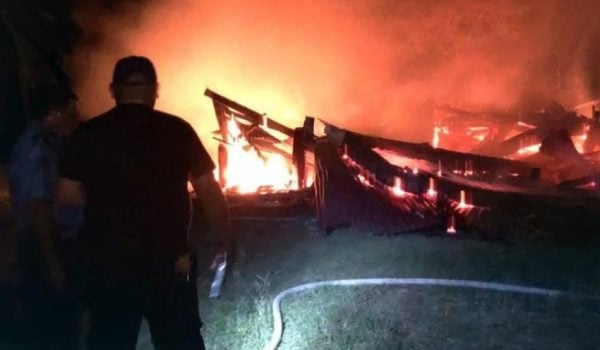 Un rayo cae sobre una casa de madera y provoca voraz incendio en Bluefields
