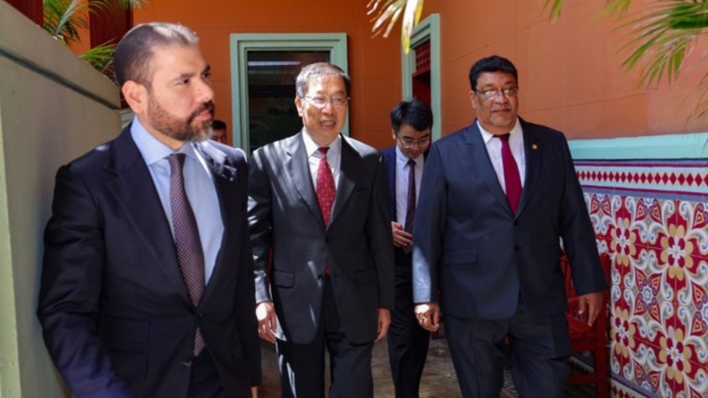 Laureano Ortega Murillo, Valdrack Jaentschke y el embajador chino en Managua, Chen Xi. Foto: Presidencia.