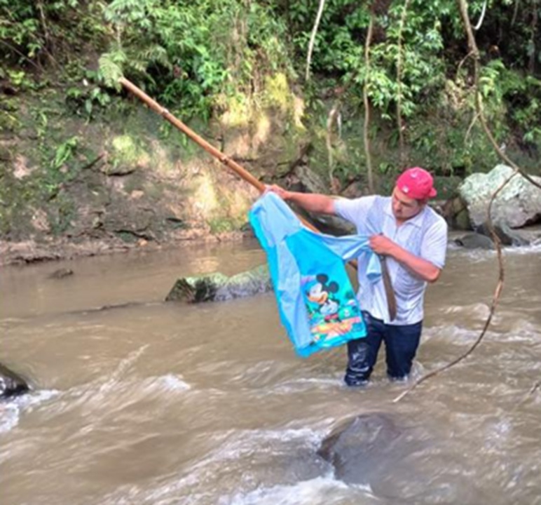 Los cruzrojistas solo encontraron el capote del niño Leandro Mangas en un río cercano a donde ocurrió la desaparición. LA PRENSA/ TOMADA DE REDES SOCIALES