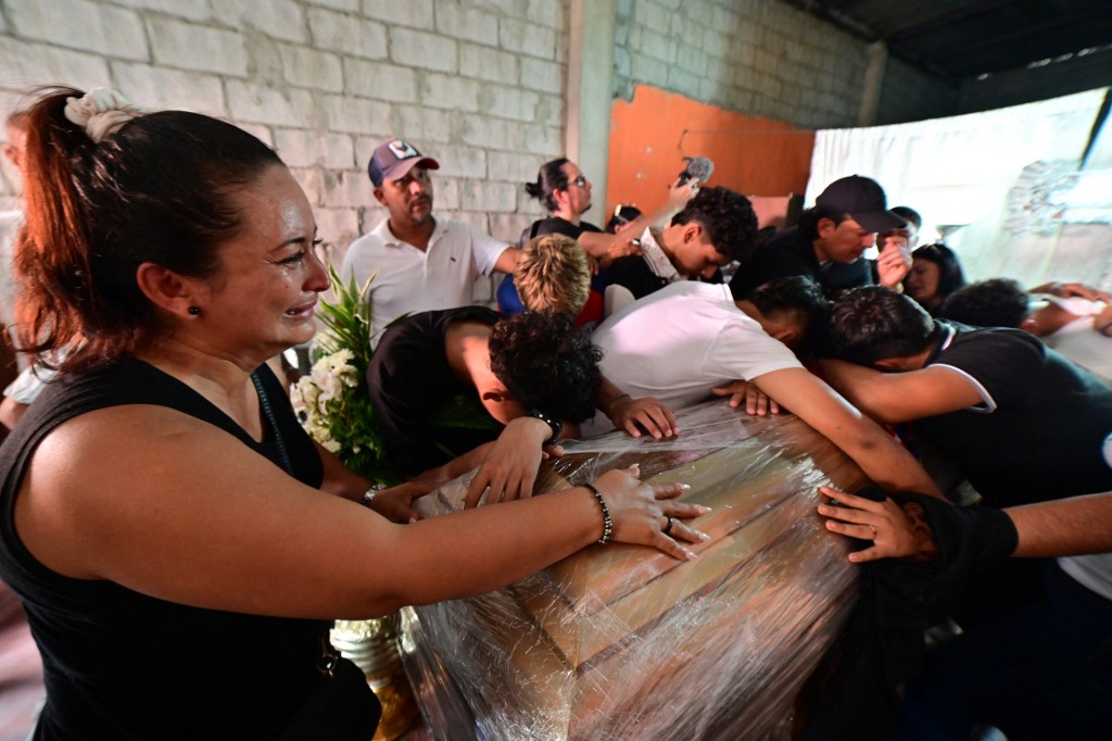 Ataúd de uno de los cuatro niños asesinados en Ecuador