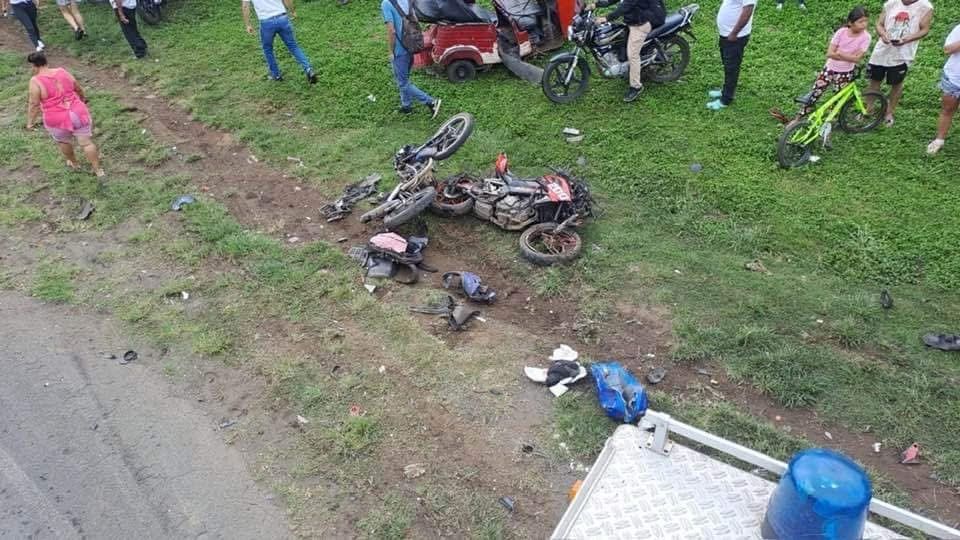 Dos motocicletas reducidas a chatarra en el accidente de bus. Fotos tomadas de redes sociales.