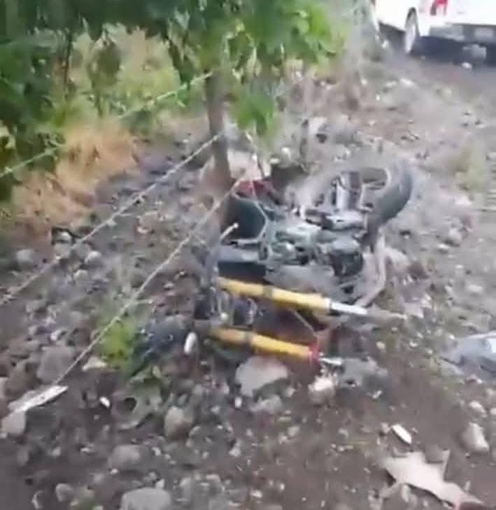 Motocicleta termina en chatarra tras aparatoso accidente que cobró la vida del conductor en Malpaisillo. Foto tomada de la oficialista La Primerísima/Facebook.