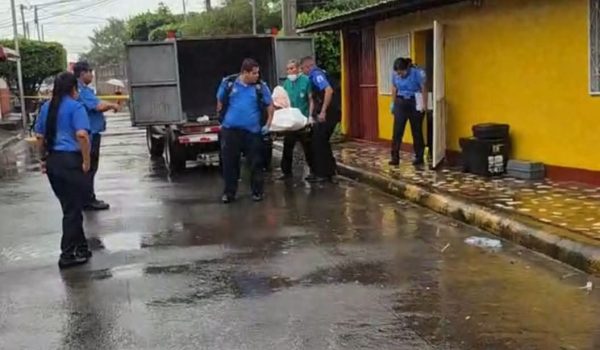 Encuentran muerta a una mujer con varias estocadas en el cuerpo, en Managua