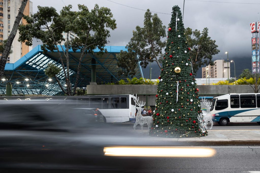 Árbol de navidad en una calle de Venezuela