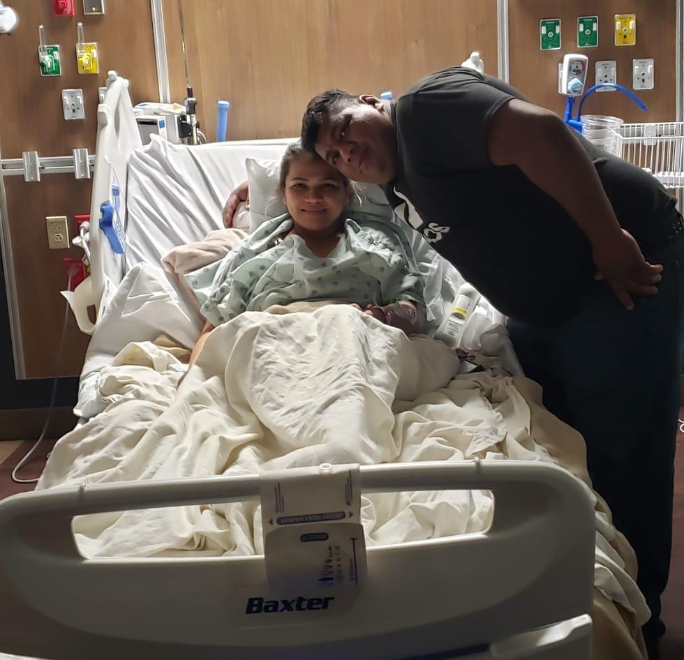 Franklin Figueroa junto a su hermana Mayerling Aguilar en la sala de un hospital en Estados Unidos. Foto compartida por la familia.