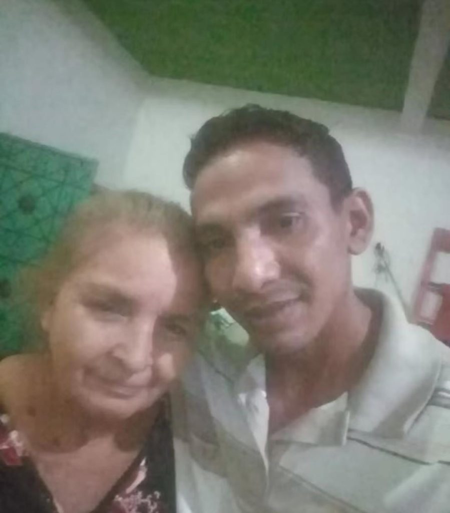 Nicaragüense Edilton Ramírez junto a su madre Ana Carolina Gómez. Foto: Edilton de Jesús Ramírez/Facebook.