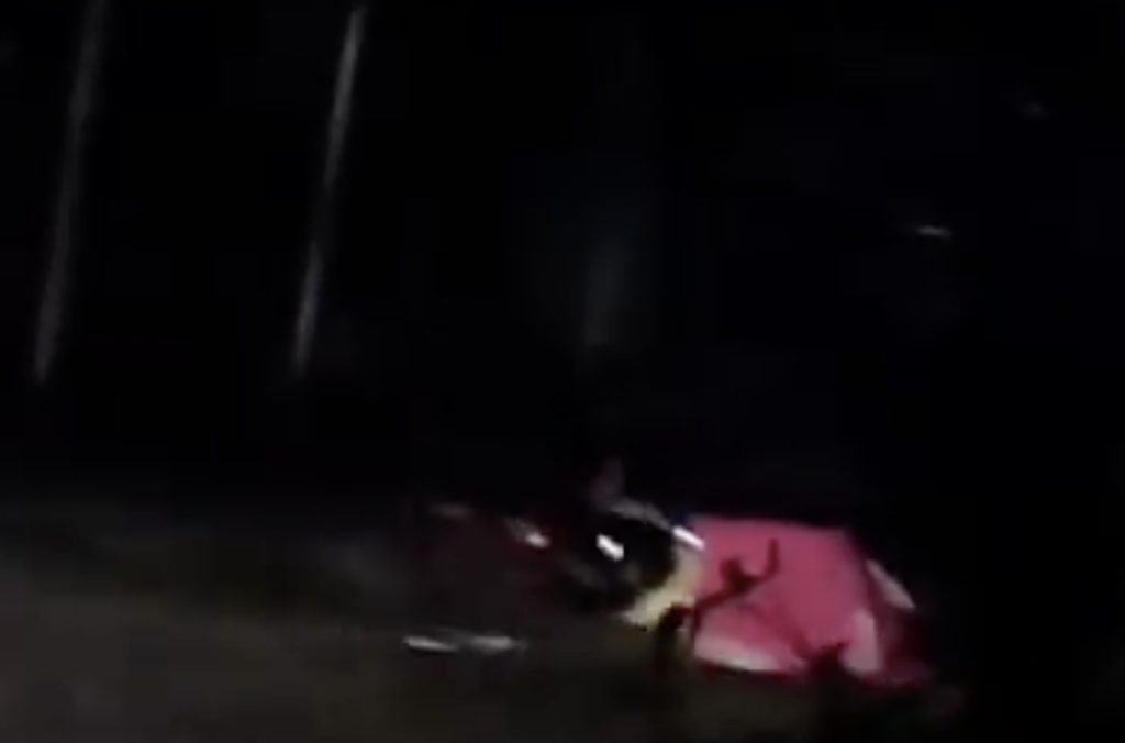 Captura de pantalla del motorizado que fue arrastrado por las fuertes corrientes durante las lluvias en Managua