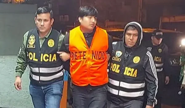 Pequeño J escoltado por policías