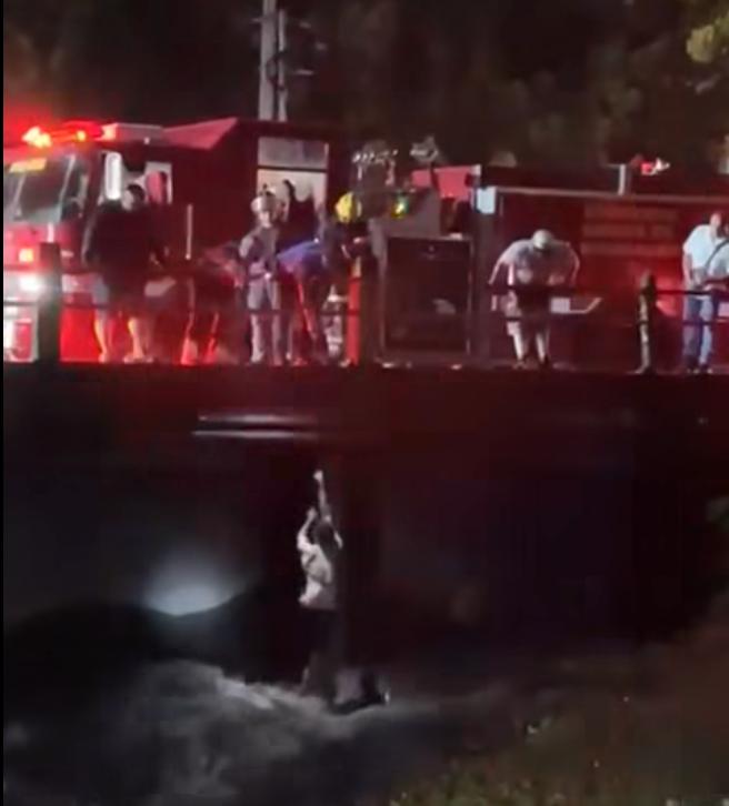 Momento en que el hombre que había caído al cauce durante las lluvias fue rescatado en Managua. Captura de pantalla