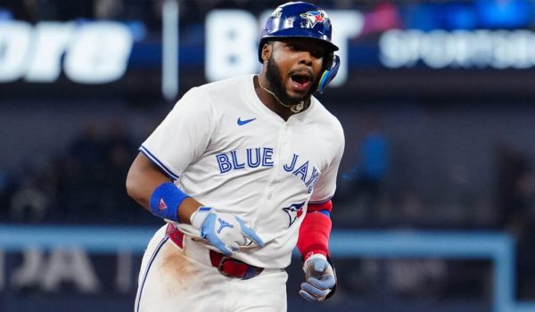 Los Azulejos de Toronto extienden la lucha por el banderín de la Liga Americana a un séptimo y decisivo juego