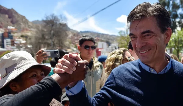 El candidato presidencial de Bolivia por el Partido Demócrata Cristiano (PDC), Rodrigo Paz, saluda a un simpatizante a su llegada a un colegio electoral. Foto por JORGE BERNAL / AFP