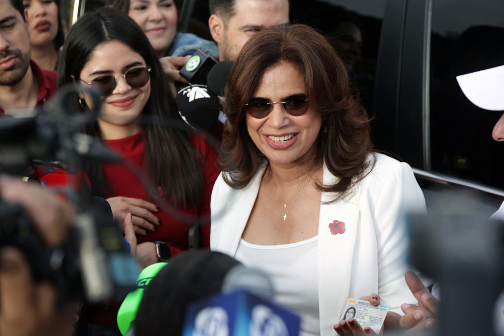 Rixi Moncada, candidata presidencial hondureña del partido gobernante Libertad y Refundación (LIBRE). Foto: AFP