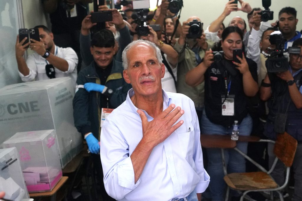 El candidato presidencial hondureño del Partido Nacional, Nasry Asfura, hace un gesto al emitir su voto. (Foto de Johny MAGALLANES / AFP)
