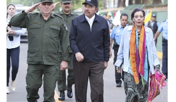 De izquierda a derecha: El jefe del Ejército, general Julio César Avilés; y los dictadores Daniel Ortega y Rosario Murillo