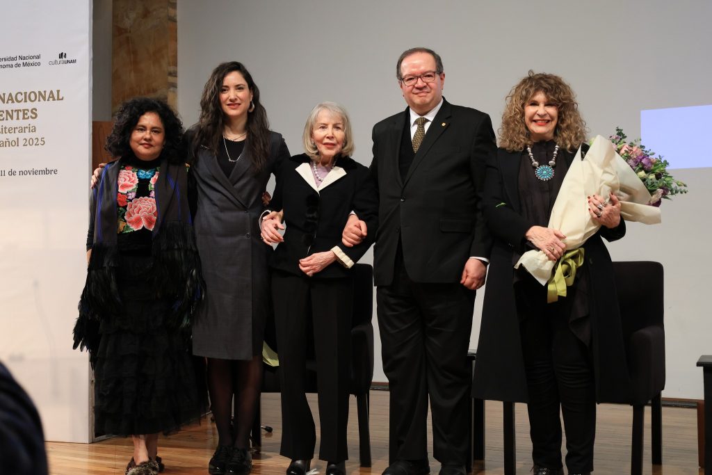 De derecha a izquiera: Gioconda Belli, Leonardo Lomelí Vanegas, Silvia Lemus, Claudia Curiel de Icaza y Natalia Toledo Paz. Foto: Facebook/Libros UNAM