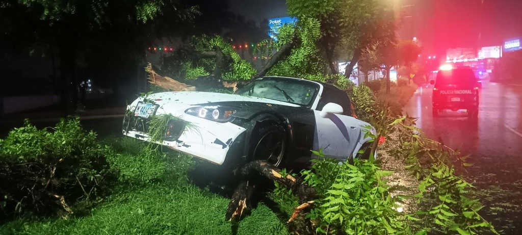 Así quedó el carro que conducía el extranjero Abdallah Frech tras el accidente. Foto: Canal 10