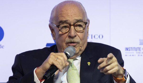 El expresidente de Colombia, Andrés Pastrana, habla durante el X Diálogo Presidencial sobre 'Latinoamérica y el fin de sus dictaduras' este miércoles, en la universidad Miami-Dade College (MDC) en Miami, Florida (EE.UU.). EFE/ Marco Bello