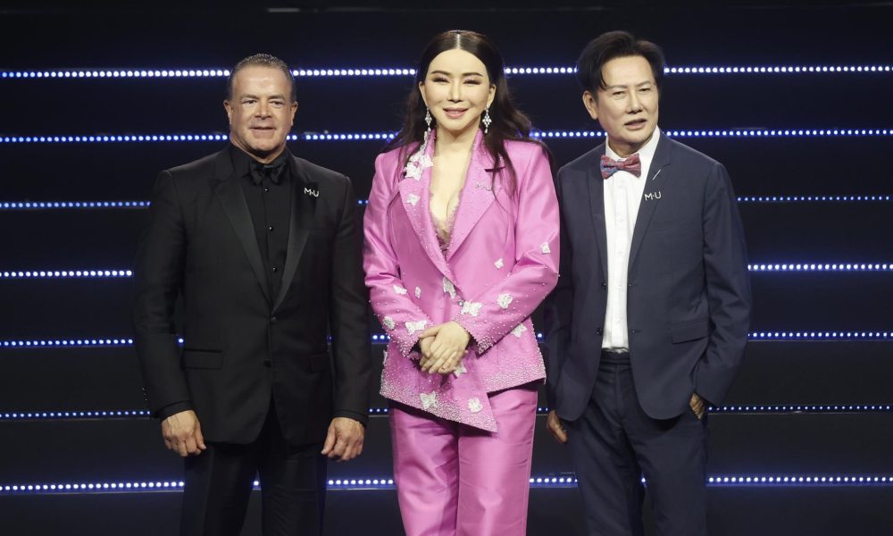 Fotografía de archivo tomada en Bangkok, Tailandia que muestra al presidente de Miss Universo, Raúl Rocha Cantú; la directora ejecutiva de Miss Universo, Anne Jakrajutatip; y el director ejecutivo de Miss Grand International, Nawat Itsaragrisil. EFE/EPA/NARONG SANGNAK