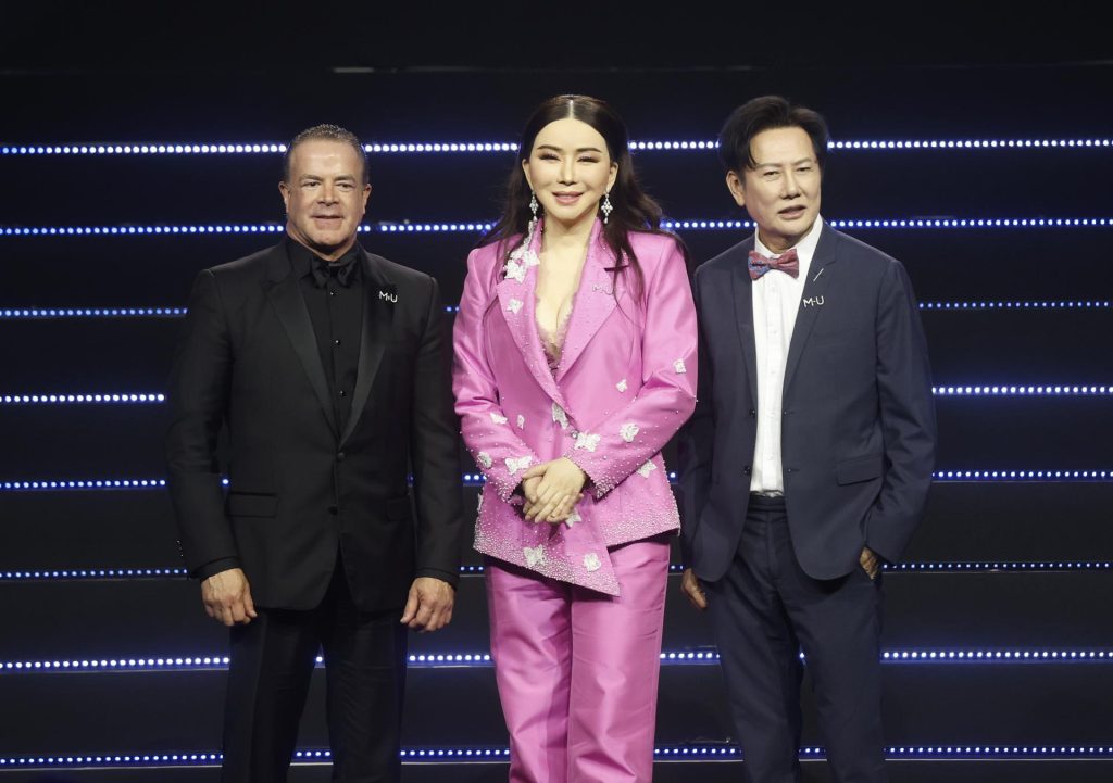 Fotografía de archivo tomada en Bangkok, Tailandia que muestra al presidente de Miss Universo, Raúl Rocha Cantú; la directora ejecutiva de Miss Universo, Anne Jakrajutatip; y el director ejecutivo de Miss Grand International, Nawat Itsaragrisil. EFE/EPA/NARONG SANGNAK