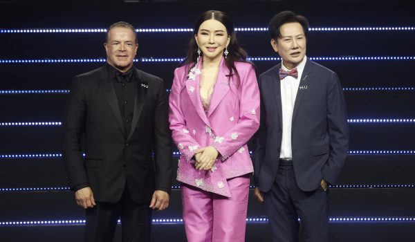 Fotografía de archivo tomada en Bangkok, Tailandia que muestra al presidente de Miss Universo, Raúl Rocha Cantú; la directora ejecutiva de Miss Universo, Anne Jakrajutatip; y el director ejecutivo de Miss Grand International, Nawat Itsaragrisil. EFE/EPA/NARONG SANGNAK