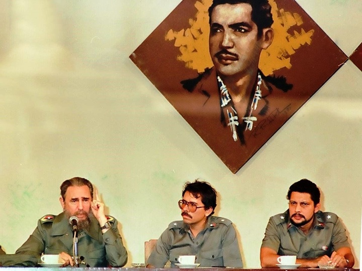 El dictador cubano Fidel Castro, Daniel Ortega y Bayardo Arce en una imagen de la década de 1980. LA PRENSA/ TOMADA DE INTERNET