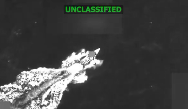 Cpatura de pantalla que muestra un buque minutos antes de ser atacado por Estados Unidos. Foto: Captura de video/X/Pete Hegseth