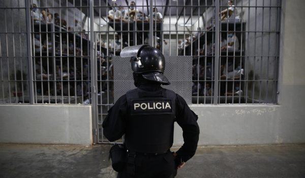 Los venezolanos enviados por EEUU a la cárcel de Bukele denuncian torturas, revela HRW