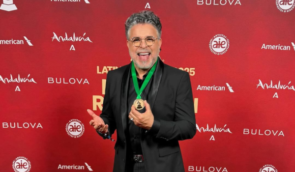 Luis Enrique gana un Latin Grammy con su canción «Aguacero»