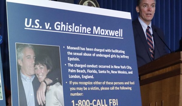 Foto de archivo de El comisionado de policía de Nueva York, Dermot F. Shea, habla durante una conferencia de prensa para anunciar los cargos contra Ghislaine Maxwell por su presunto papel en la explotación y abuso sexual de varias menores por parte de Jeffrey Epstein en Nueva York, Estados Unidos, el 2 de julio de 2020. EFE/JASON SZENES
