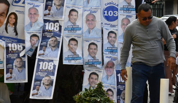 Un hombre pasa junto a la propaganda electoral durante las elecciones generales de Honduras en Tegucigalpa el 30 de noviembre de 2025. (Foto de Orlando SIERRA / AFP)