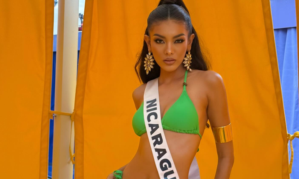 Itza Castillo en desfile de traje de baño del Miss Universo 2025 en Pattaya