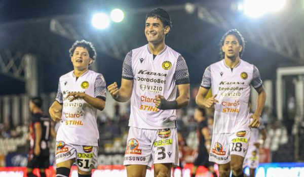El Diriangén golea y coloca un pie en la semifinal