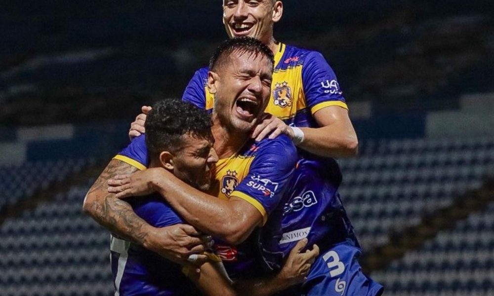 El campeón golea y pone un pie en la semifinal de la Liga Primera