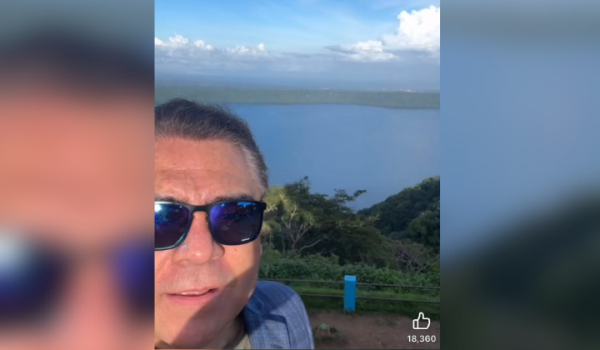 El actor de doblaje Mario Arvizu visitando el mirador de Catarina en Masaya. Foto: Captura de pantalla/Facebook/Mario Arvizu