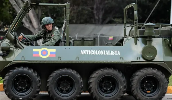 Desde el inicio del despliegue estadounidense en el Caribe, Venezuela ha realizado multitud de maniobras militares, también en Caracas. Foto: Deutsche Welle
