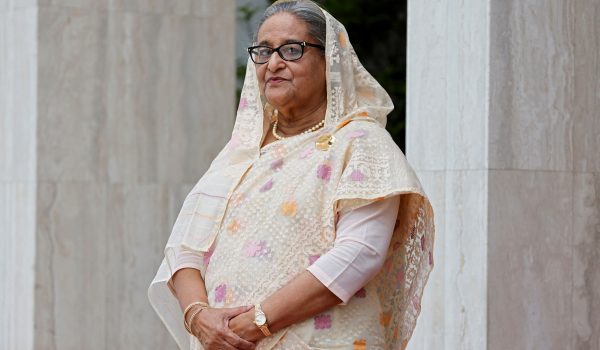 (ARCHIVO) Esta fotografía, tomada el 11 de septiembre de 2023, muestra a la primera ministra de Bangladesh, Sheikh Hasina. (Foto de Ludovic MARIN / AFP)