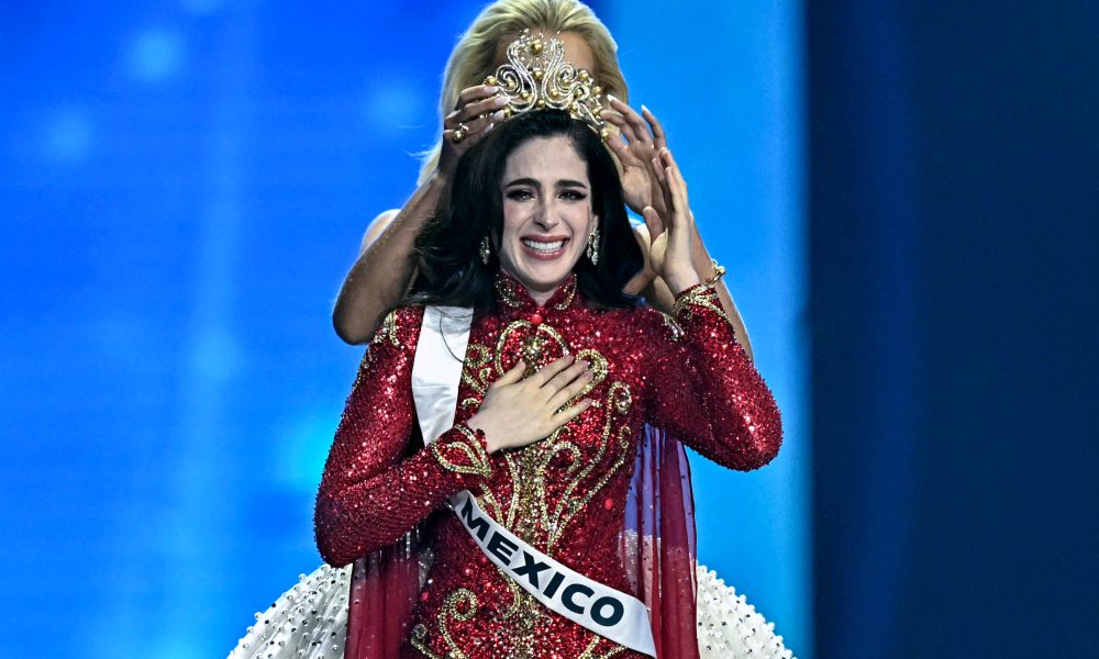 Fátima Bosch es coronada como Miss Universo 2025 por su antecesora, Victoria Kjaer. Foto: AFP
