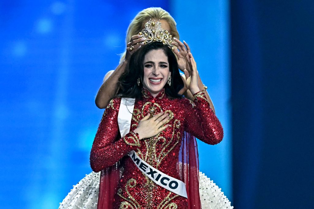 Fátima Bosch es coronada como Miss Universo 2025 por su antecesora, Victoria Kjaer. Foto: AFP