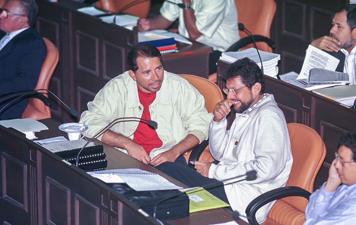 Daniel Ortega y Bayardo Arce en la década de 1990. LA PRENSA/ ARCHIVO PERSONAL/ ÓSCAR NAVARRETE
