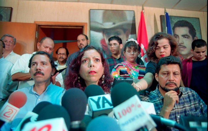 Daniel Ortega, Rosario Murillo y Bayardo Arce, en la conferencia de prensa en la que Ortega y Murillo respondieron a la acusación por violación de Zoilamérica Ortega contra Ortega. LA PRENSA/ TOMADA DE INTERNET