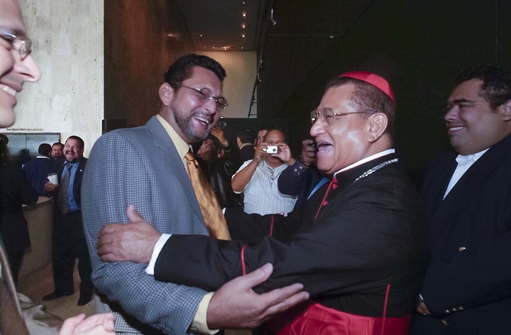 Arce y el cardenal Miguel Obando. Cuando era periodista de La Prensa, Arce fue el primero en entrevistar a Obando, cuando a este último lo nombraron arzobispo de Managua. LA PRENSA/ ARCHIVO/ ÓSCAR NAVARRETE