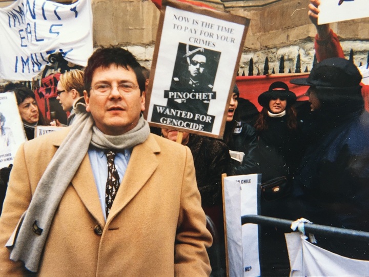 Brody, cuando trabajaba en el caso del dictador chileno Augusto Pinochet. LA PRENSA/ CORTESÍA