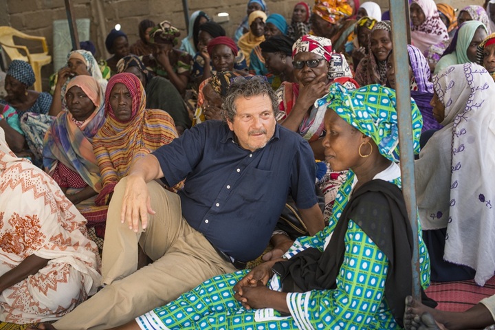 Brody con víctimas del dictador de Chad, Hissène Habré. LA PRENSA/ CORTESÍA